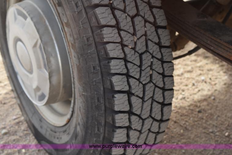 image for item K2302 1994 Ford F250 XL HD flatbed pickup truck