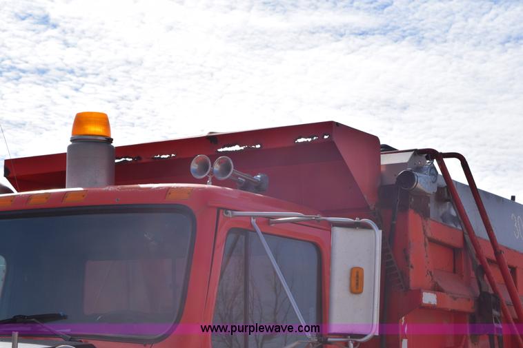 image for item K2303 1993 International 4900 dump truck