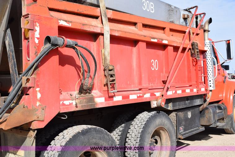 image for item K2303 1993 International 4900 dump truck