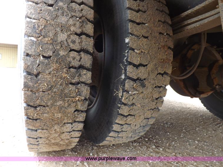 image for item K3116 2001 Chevrolet B7 Blue Bird bus