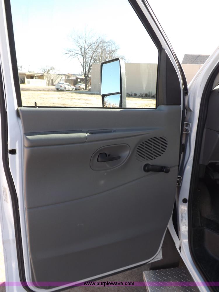 image for item K3149 2008 Ford E450 Super Duty van