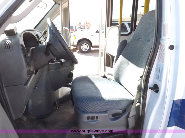 image for item K3149 2008 Ford E450 Super Duty van