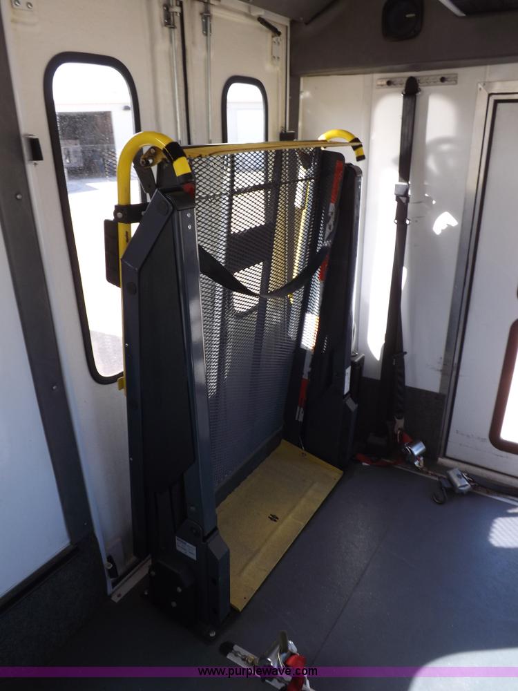 image for item K3149 2008 Ford E450 Super Duty van