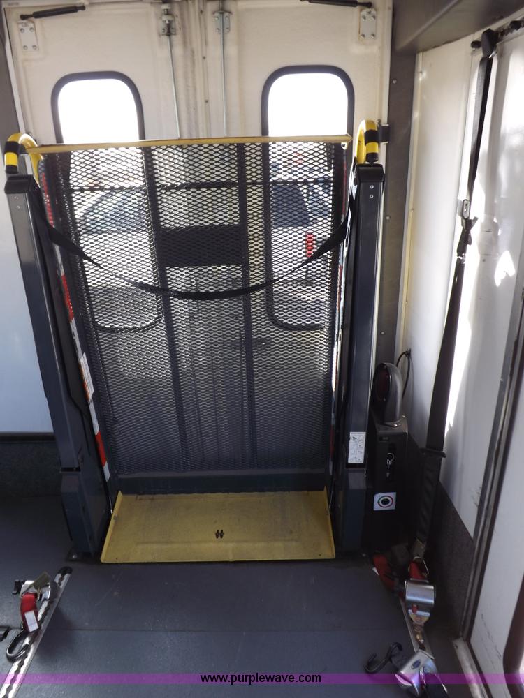 image for item K3149 2008 Ford E450 Super Duty van