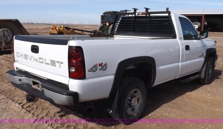image for item K3164 2004 Chevrolet Silverado 2500HD pickup truck