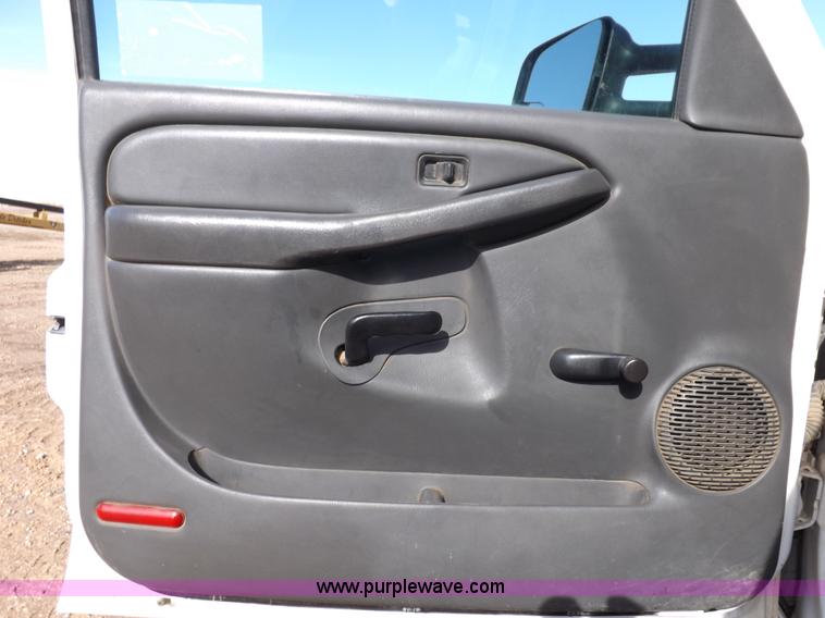 image for item K3164 2004 Chevrolet Silverado 2500HD pickup truck