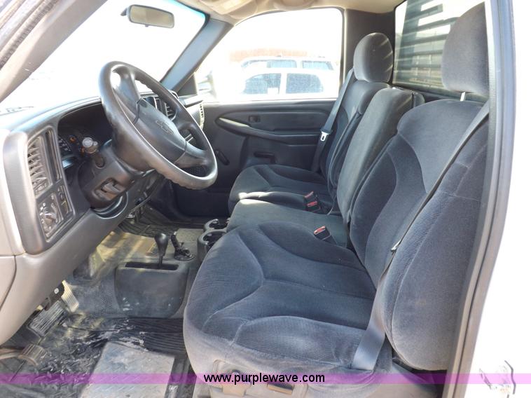 image for item K3164 2004 Chevrolet Silverado 2500HD pickup truck