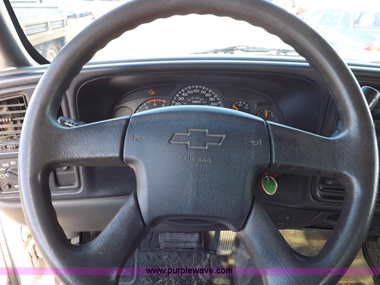 image for item K3164 2004 Chevrolet Silverado 2500HD pickup truck