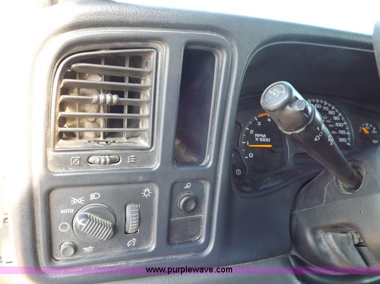 image for item K3164 2004 Chevrolet Silverado 2500HD pickup truck