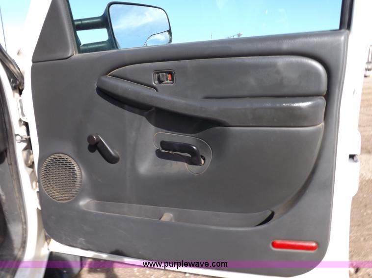 image for item K3164 2004 Chevrolet Silverado 2500HD pickup truck