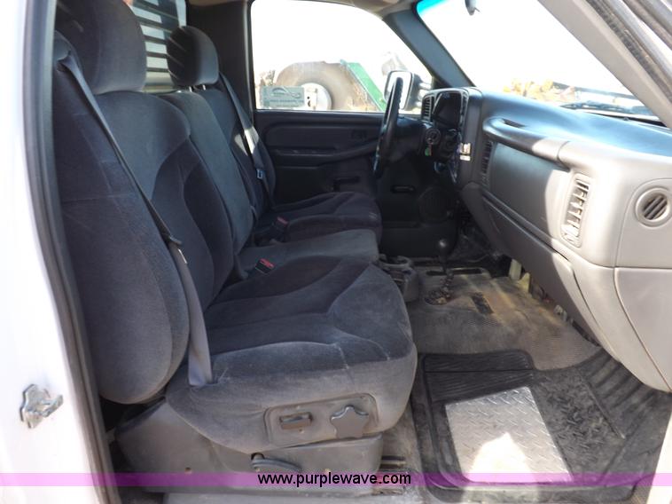 image for item K3164 2004 Chevrolet Silverado 2500HD pickup truck