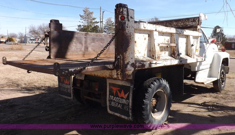 image for item K3191 1986 Ford F600 dump truck