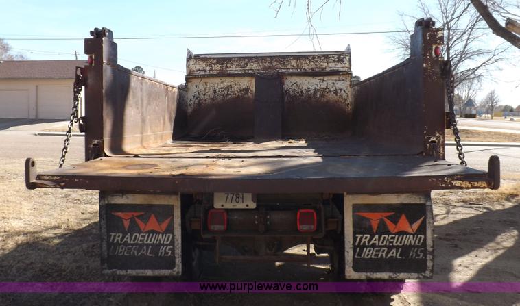 image for item K3191 1986 Ford F600 dump truck