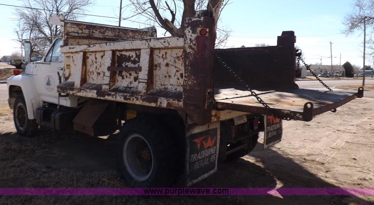 image for item K3191 1986 Ford F600 dump truck