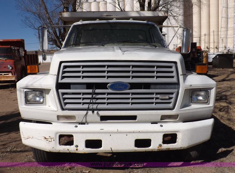 image for item K3191 1986 Ford F600 dump truck