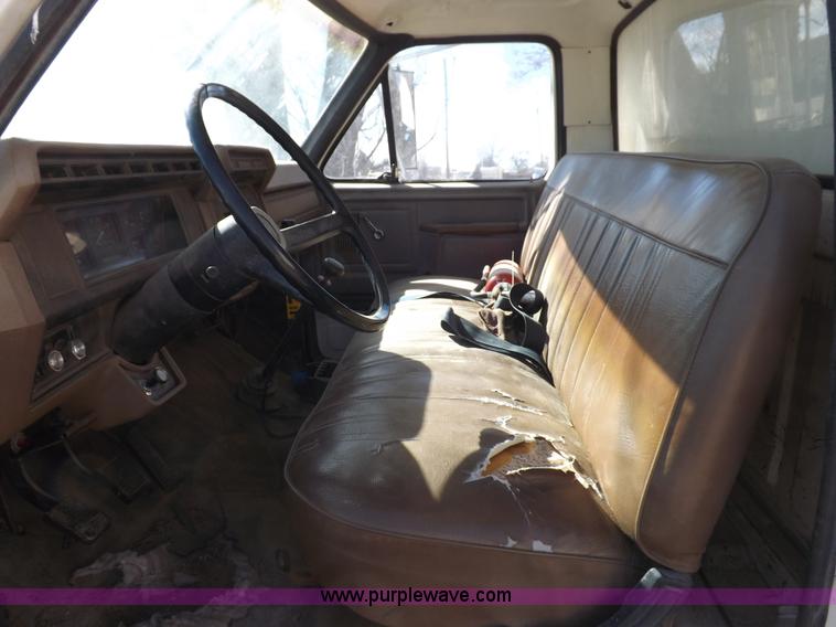 image for item K3191 1986 Ford F600 dump truck