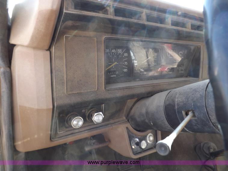 image for item K3191 1986 Ford F600 dump truck