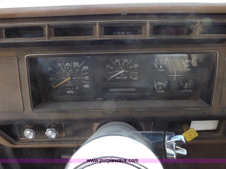 image for item K3191 1986 Ford F600 dump truck