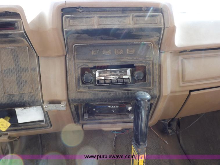 image for item K3191 1986 Ford F600 dump truck