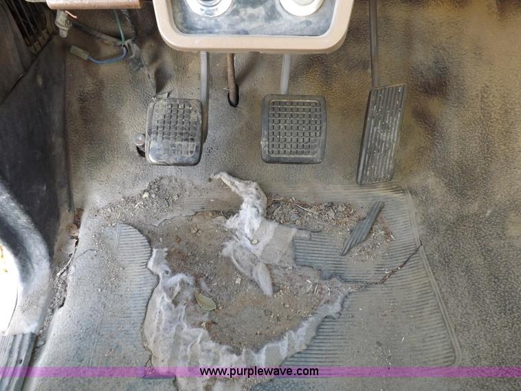 image for item K3191 1986 Ford F600 dump truck