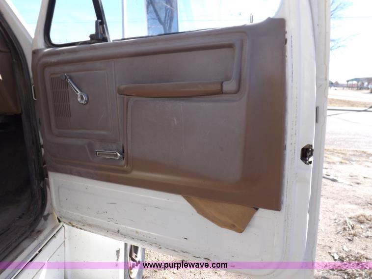 image for item K3191 1986 Ford F600 dump truck