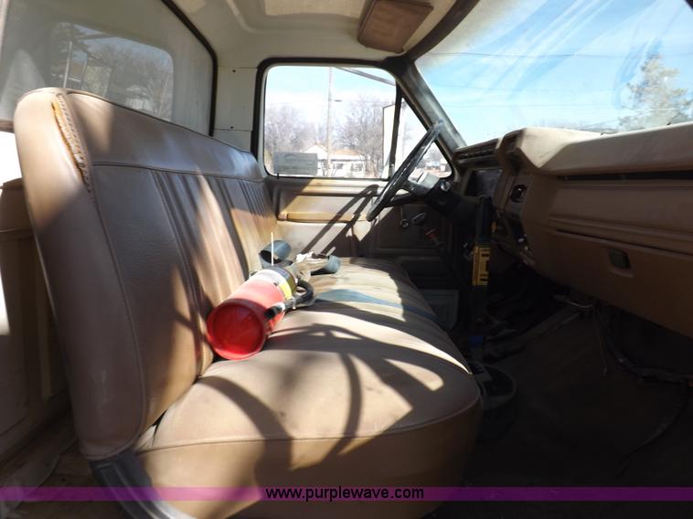 image for item K3191 1986 Ford F600 dump truck