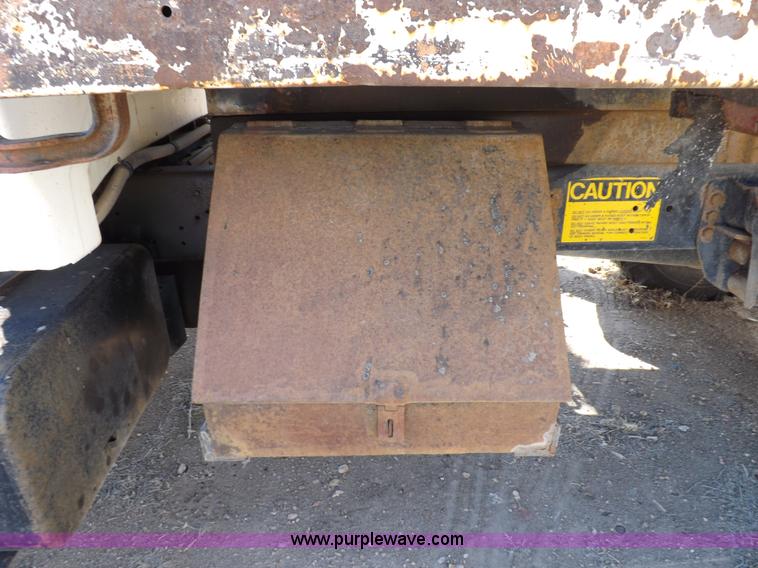 image for item K3191 1986 Ford F600 dump truck