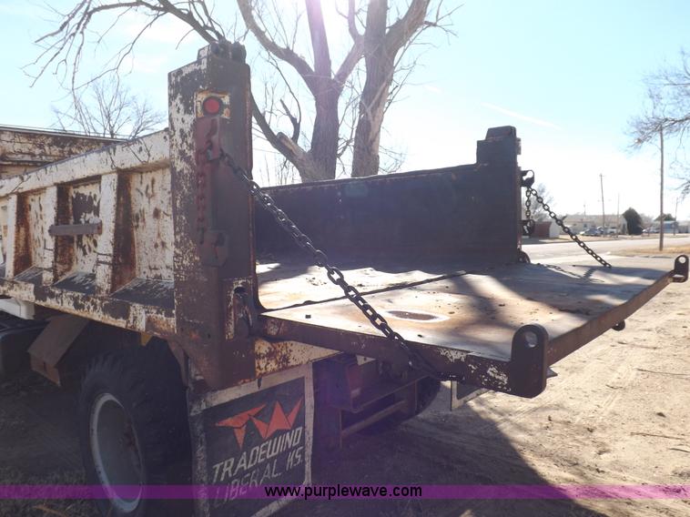 image for item K3191 1986 Ford F600 dump truck