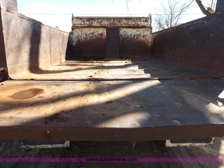 image for item K3191 1986 Ford F600 dump truck