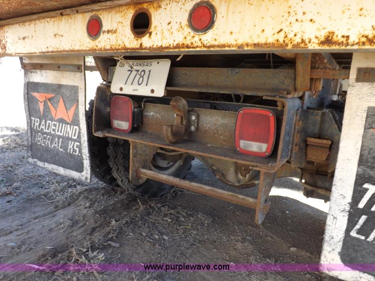 image for item K3191 1986 Ford F600 dump truck