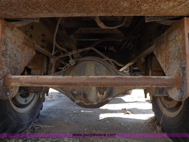 image for item K3191 1986 Ford F600 dump truck