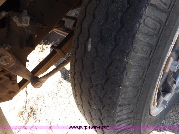 image for item K3191 1986 Ford F600 dump truck