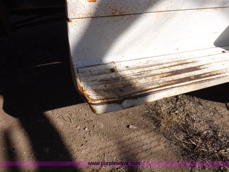 image for item K3191 1986 Ford F600 dump truck