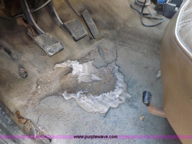 image for item K3191 1986 Ford F600 dump truck