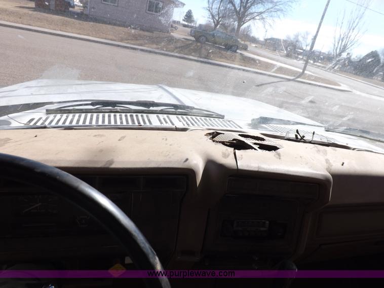 image for item K3191 1986 Ford F600 dump truck