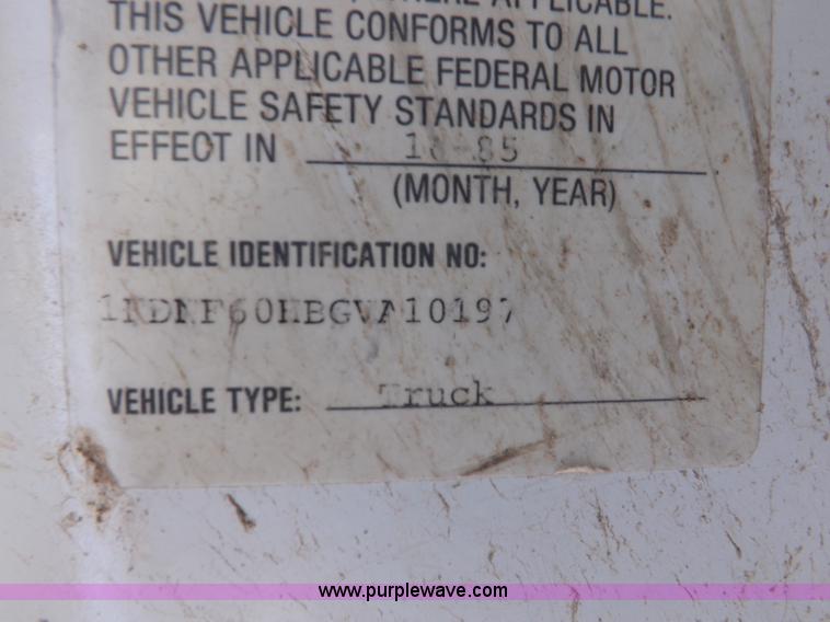 image for item K3191 1986 Ford F600 dump truck