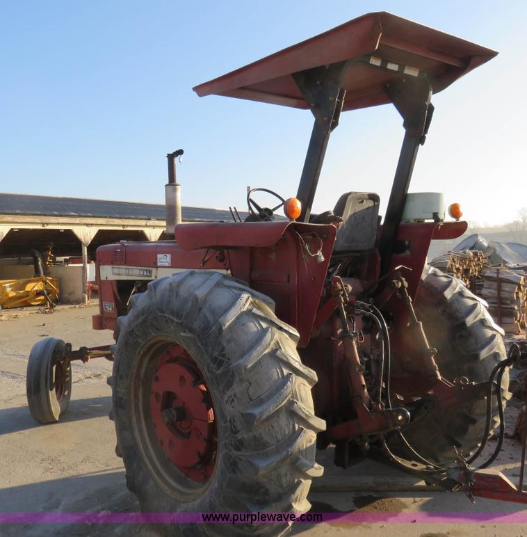 image for item K7078 1969 International Farmall 756 tractor