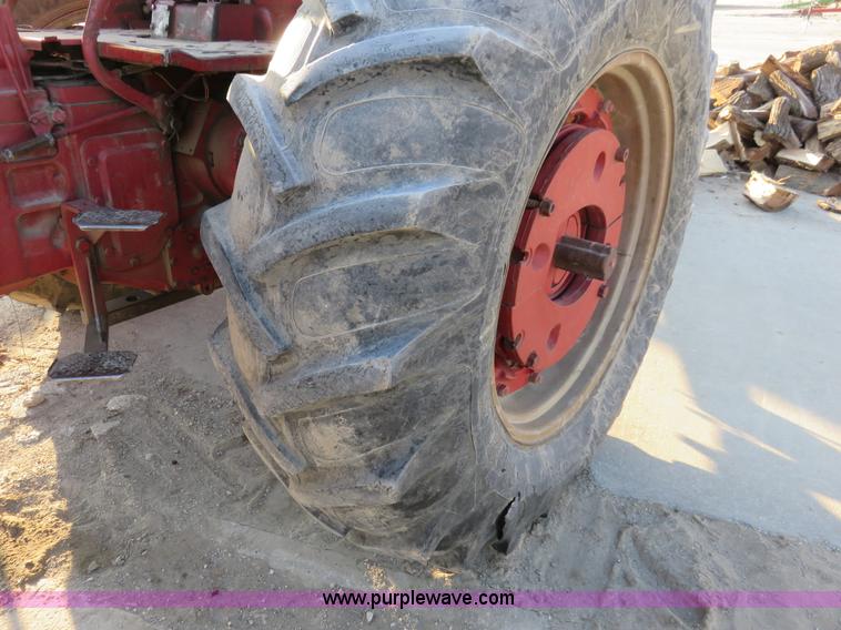 image for item K7078 1969 International Farmall 756 tractor