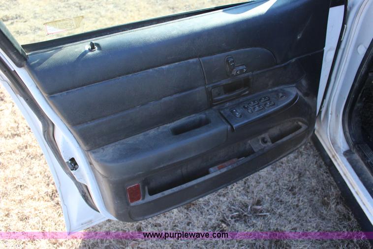 image for item L6592 2006 Ford Crown Victoria Police Interceptor