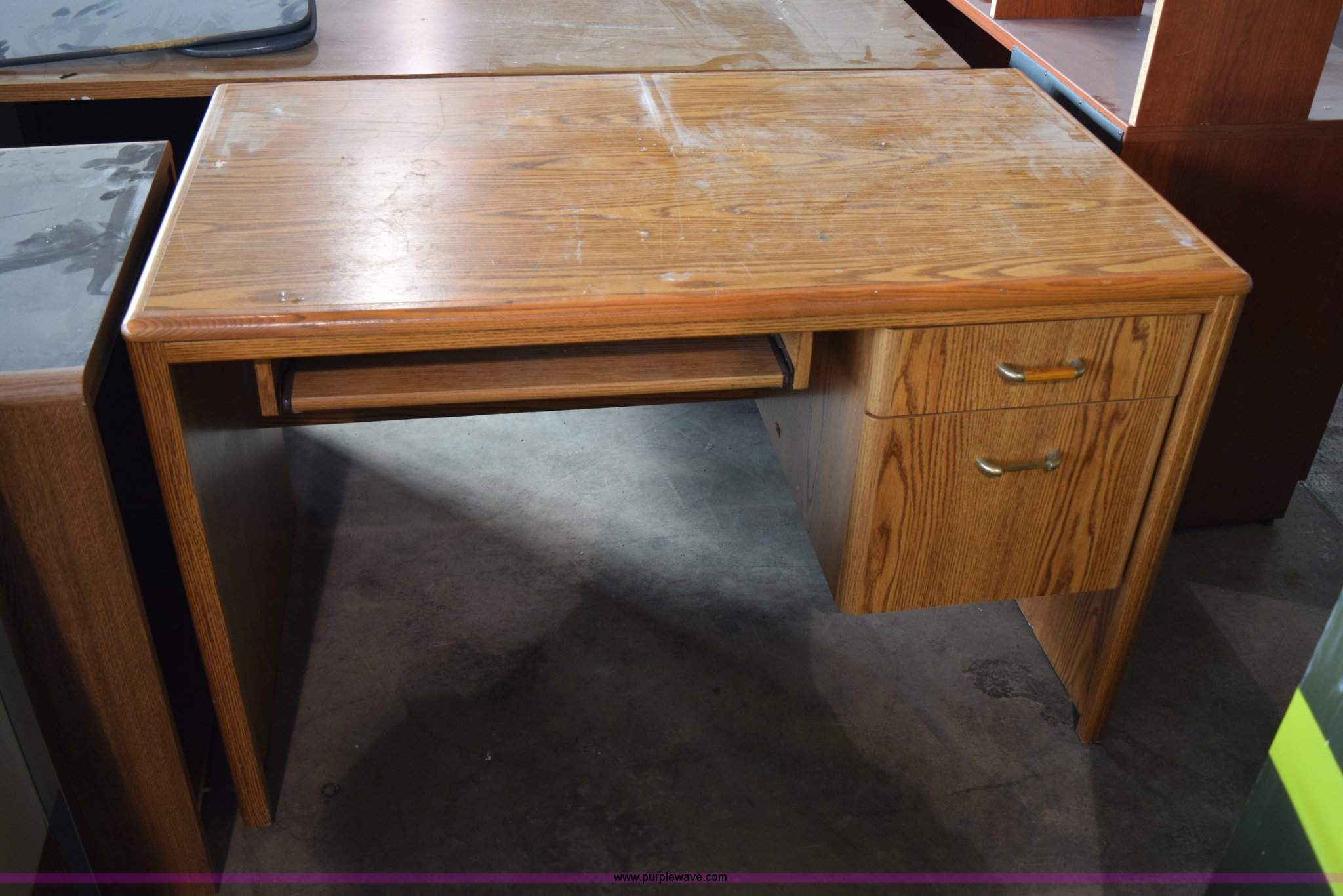 (14) assorted desk in Hutchinson, KS Item BA9879 sold Purple Wave