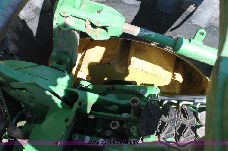image for item AW9429 2002 John Deere 8420 MFWD tractor