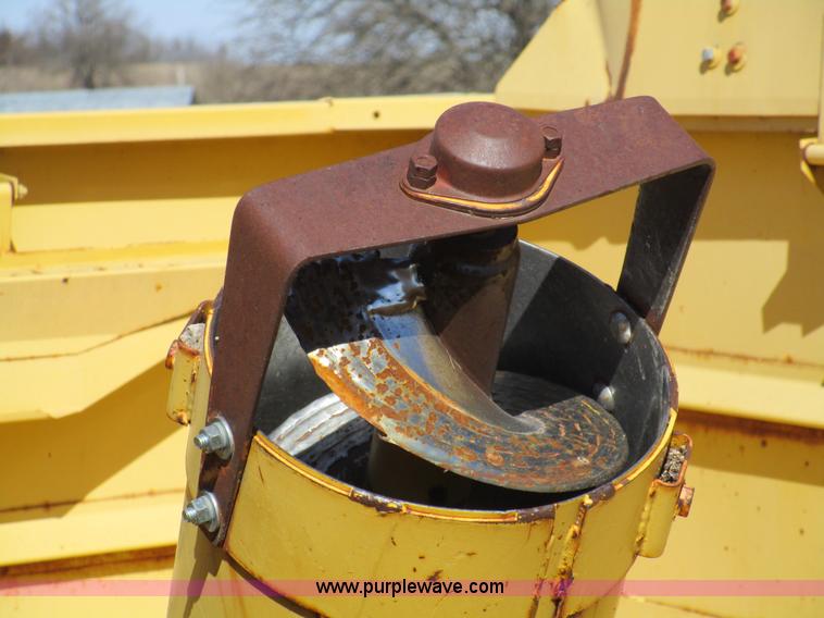 image for item D2297 1995 New Holland TR97 RWA combine