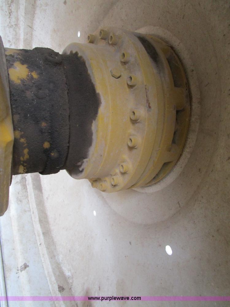 image for item D2300 2004 Ag-Chem RoGator 1064 self-propelled sprayer