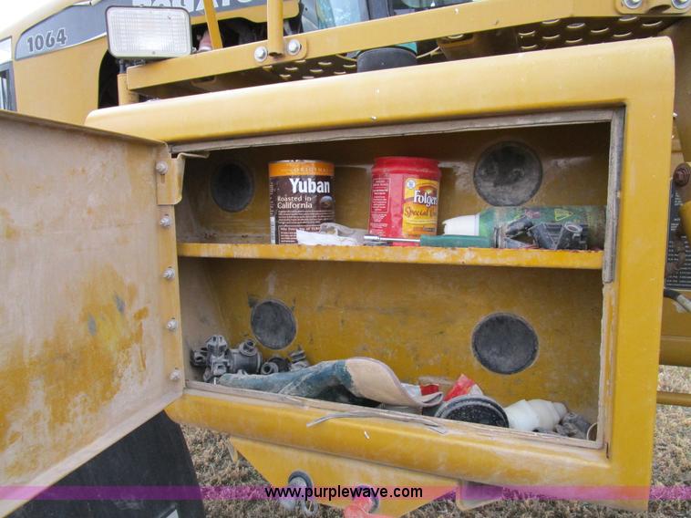 image for item D2300 2004 Ag-Chem RoGator 1064 self-propelled sprayer