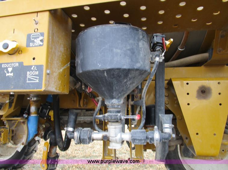 image for item D2300 2004 Ag-Chem RoGator 1064 self-propelled sprayer