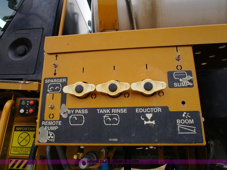 image for item D2300 2004 Ag-Chem RoGator 1064 self-propelled sprayer