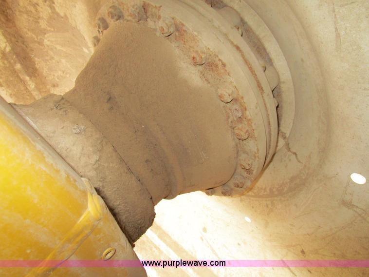 image for item D2300 2004 Ag-Chem RoGator 1064 self-propelled sprayer