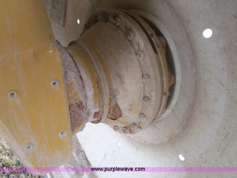 image for item D2300 2004 Ag-Chem RoGator 1064 self-propelled sprayer