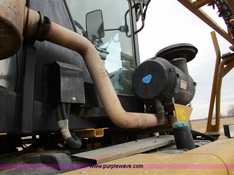 image for item D2300 2004 Ag-Chem RoGator 1064 self-propelled sprayer