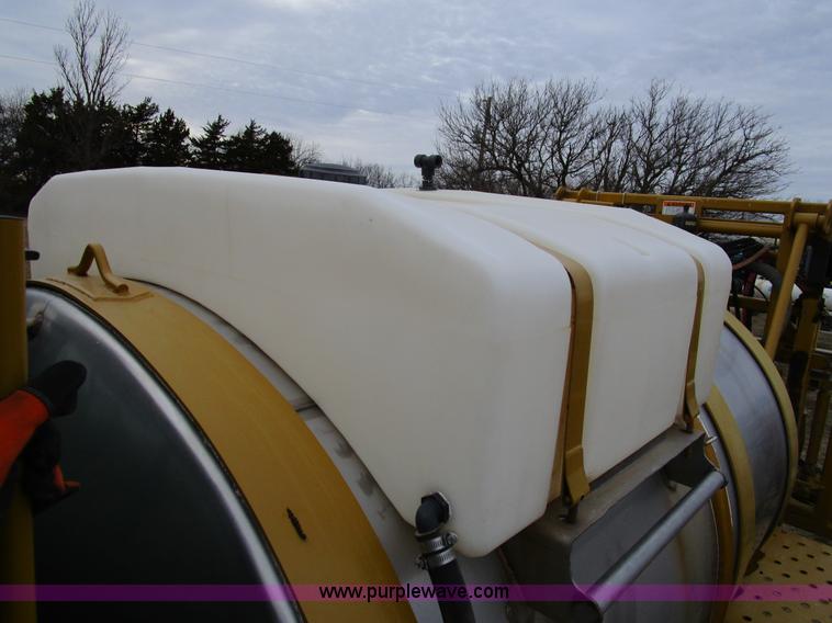 image for item D2300 2004 Ag-Chem RoGator 1064 self-propelled sprayer